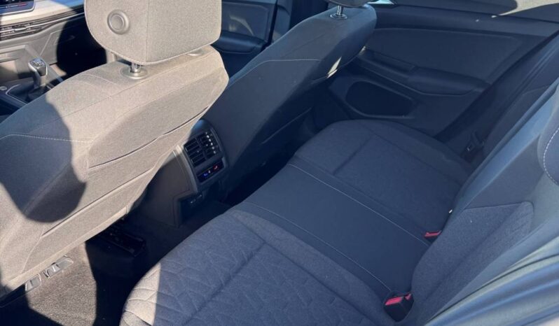 VW GOLF pieno